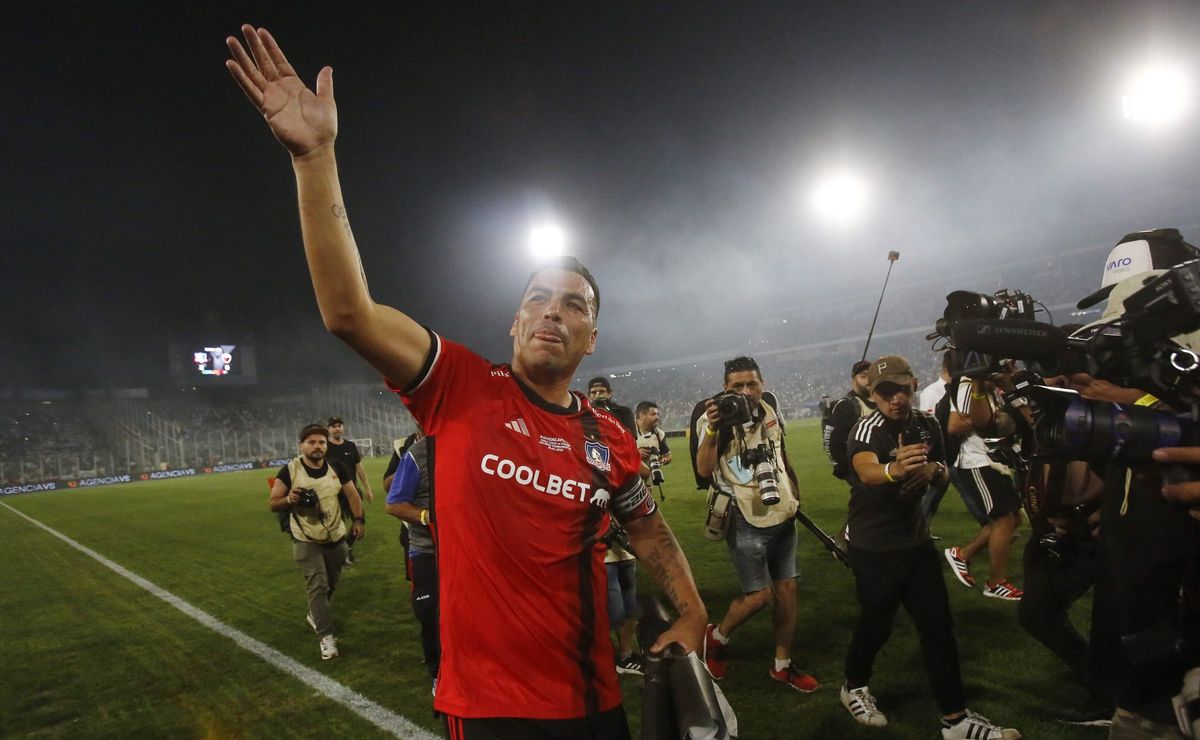 Esteban Paredes da pie atrás del retiro y volverá a jugar profesionalmente