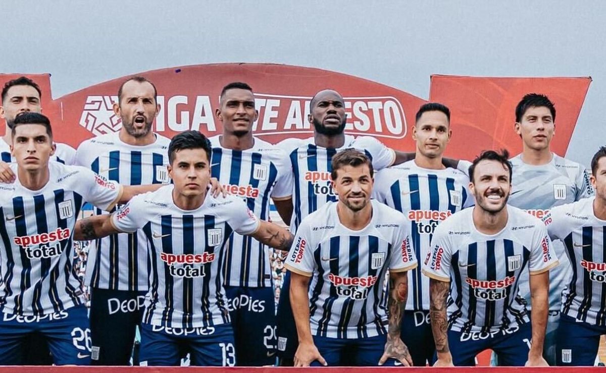 Jugador de Universidad de Chile de visita en la concentración de Alianza Lima