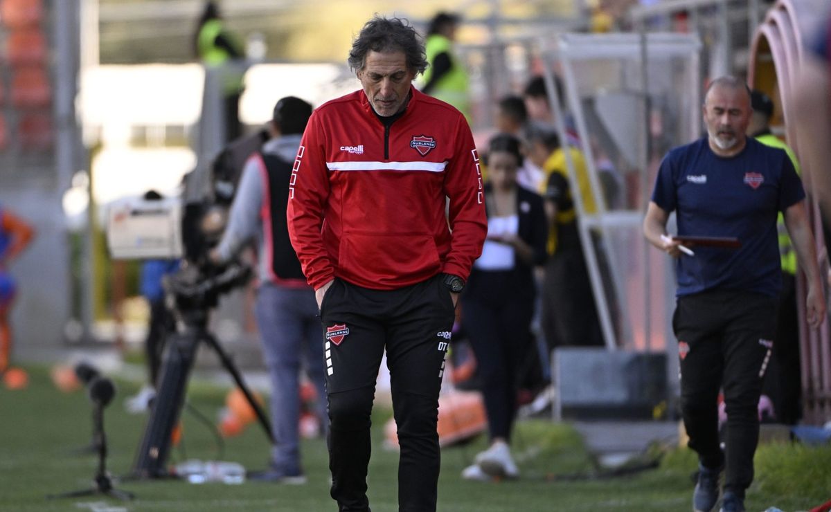 Ñublense despide a Mario Salas tras clasificar a Copa Libertadores y ya suena en otro equipo