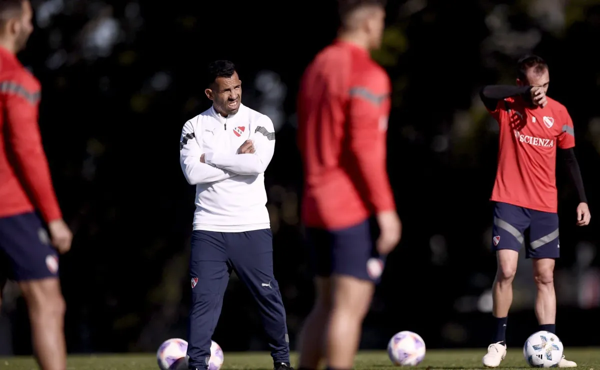 Tevez sorprendió a todos en su presentación como DT de Independiente -  Bolavip Argentina