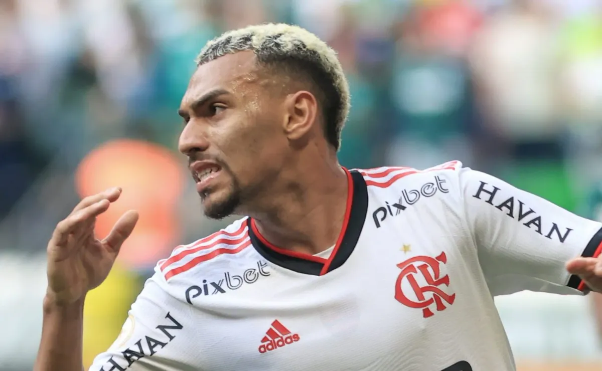 Matheuzinho e Wesley disputam a titularidade da lateral-direita do