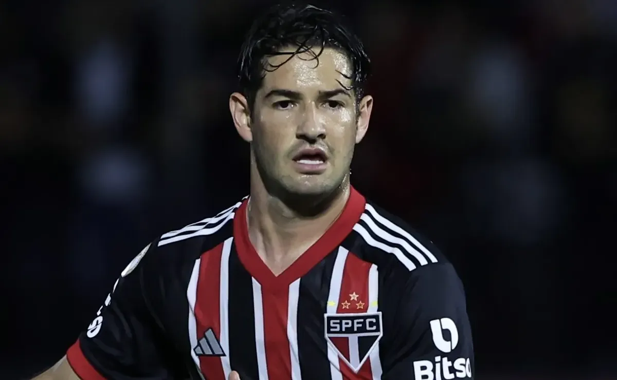 Apresentado no São Paulo, Pato quebra protocolo antes de vestir a