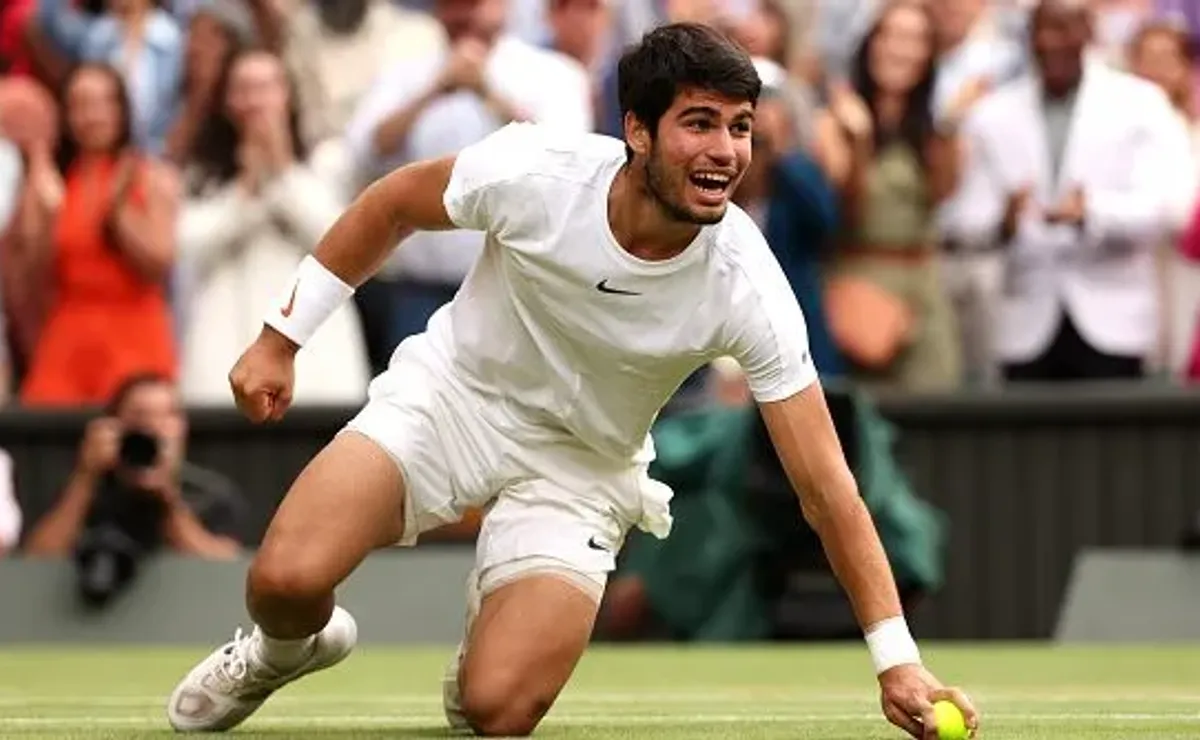 Em jogo de quase 5 horas, Alcaraz supera Djokovic e é campeão de Wimbledon