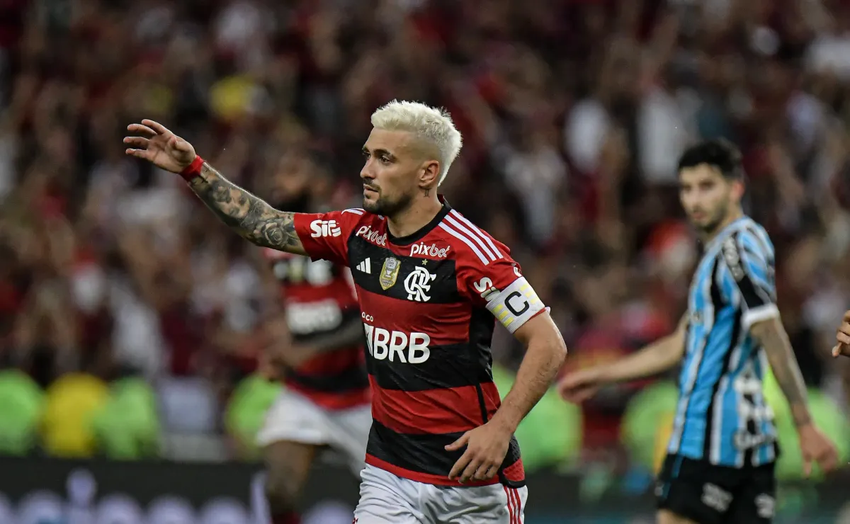 Jornalista questiona análise do VAR em pênalti para o Flamengo contra o São  Paulo - Lance!