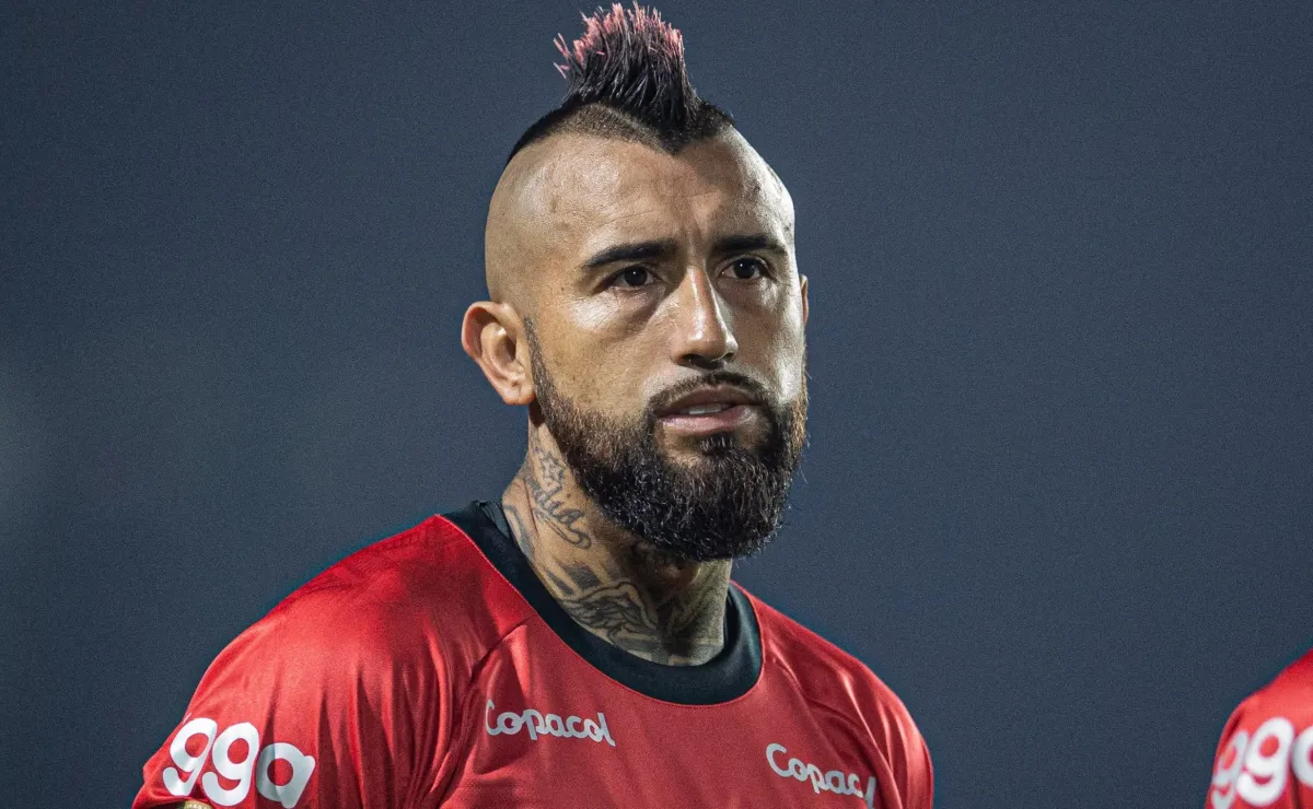 Após perfil com camisa do Flamengo, Vidal viraliza dançando com shrek, Futebol