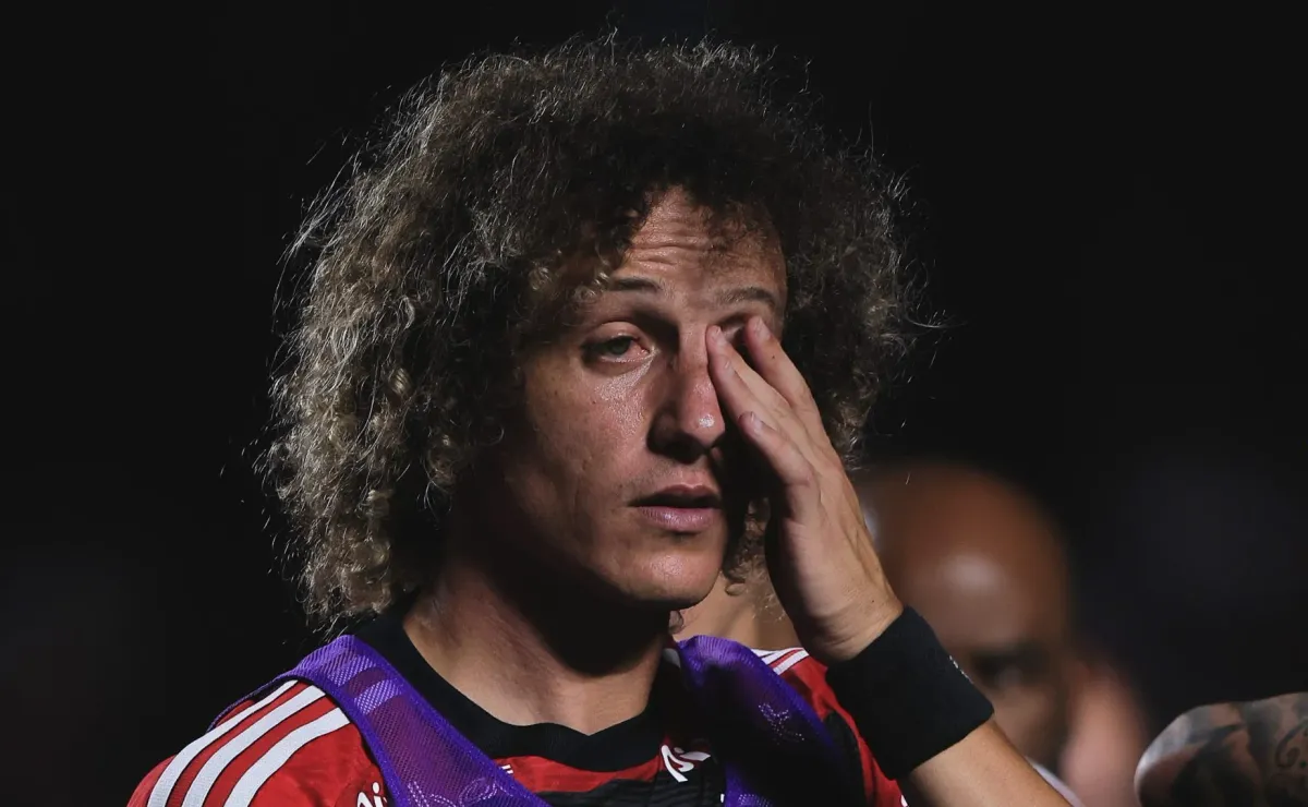 AGORA  David Luiz sente dores e está fora de jogo do Flamengo