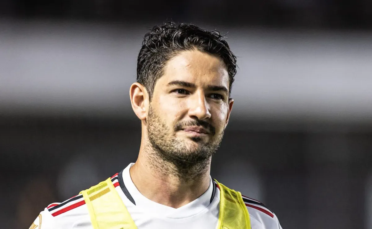 Apresentado no São Paulo, Pato quebra protocolo antes de vestir a