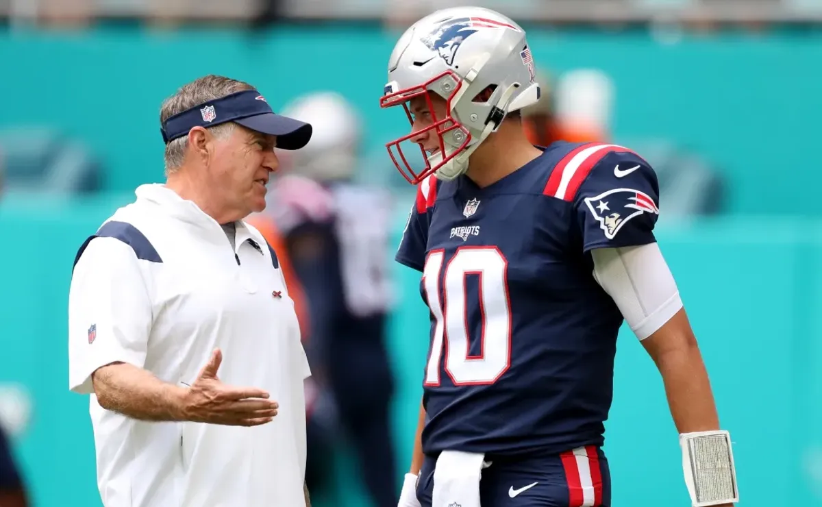 NFL News: Bill Belichick pats Mac Jones on the back after loss to Eagles -  Bolavip US