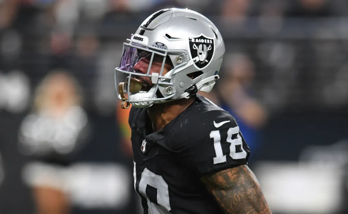 Raiders' Jack Jones goes full Grinch on Chiefs fan after pick-six