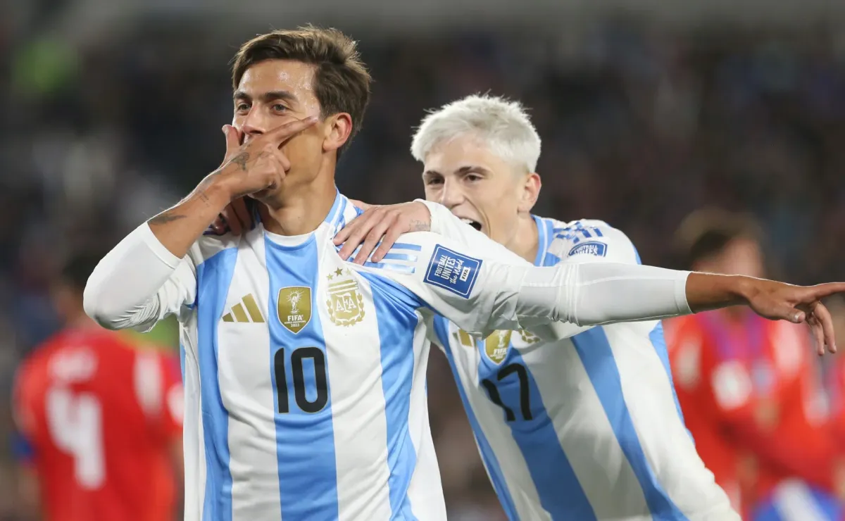 Alejandro Garnacho's emotional reaction to assisting Paulo Dybala in  Argentina's win vs Chile - Bolavip US