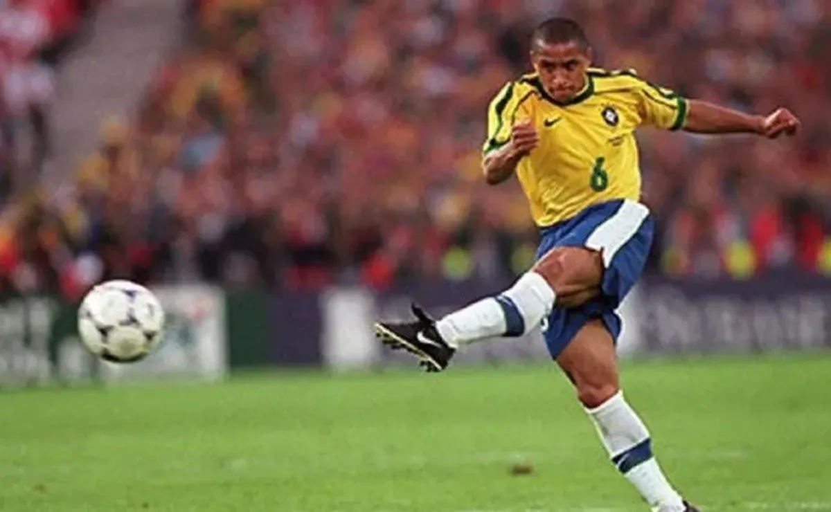 Golaço de falta de Roberto Carlos que desafiou a física completa 25 anos;  reveja, Brasil Mundial FC