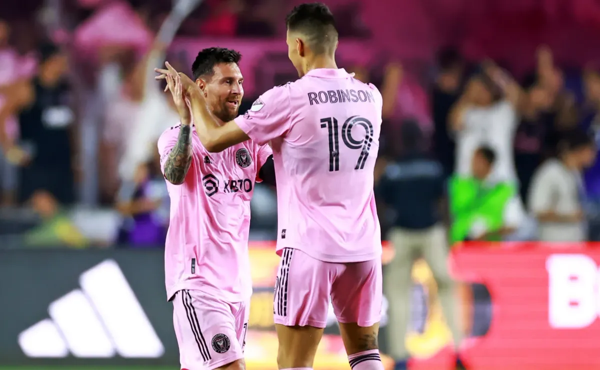 Lionel Messi y Robbie Robinson