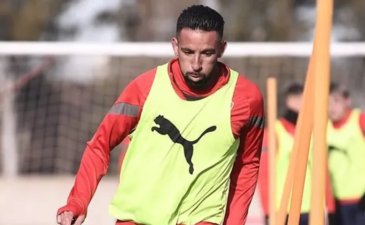 MAURICIO ISLA, A LA CANCHA EN EL ROJO! El lateral chileno ingresó en  #Independiente para disputar el complemento ante el #Racing de…