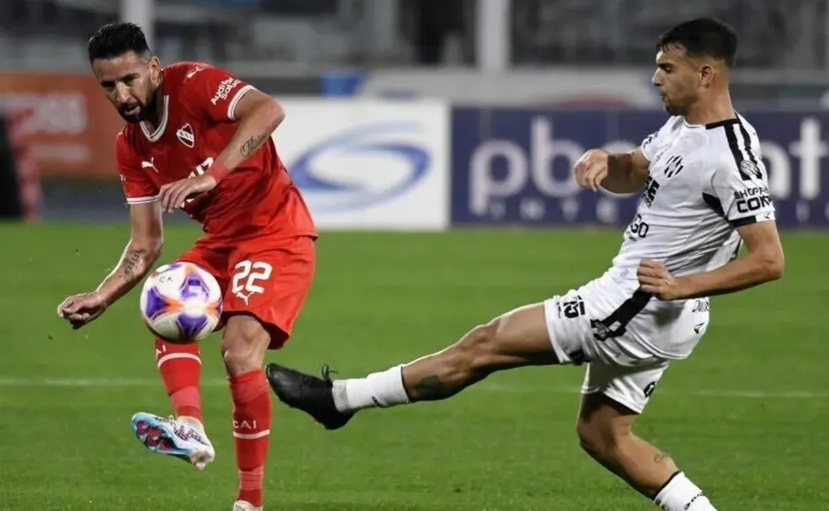 Jogador Nacional De Futebol Portugal E Re Silva Contra Chile Midfielder  Mauricio Isla Durante a Xícara De Confederações De Fifa 20 Imagem de Stock  Editorial - Imagem de futebolista, arena: 207478114