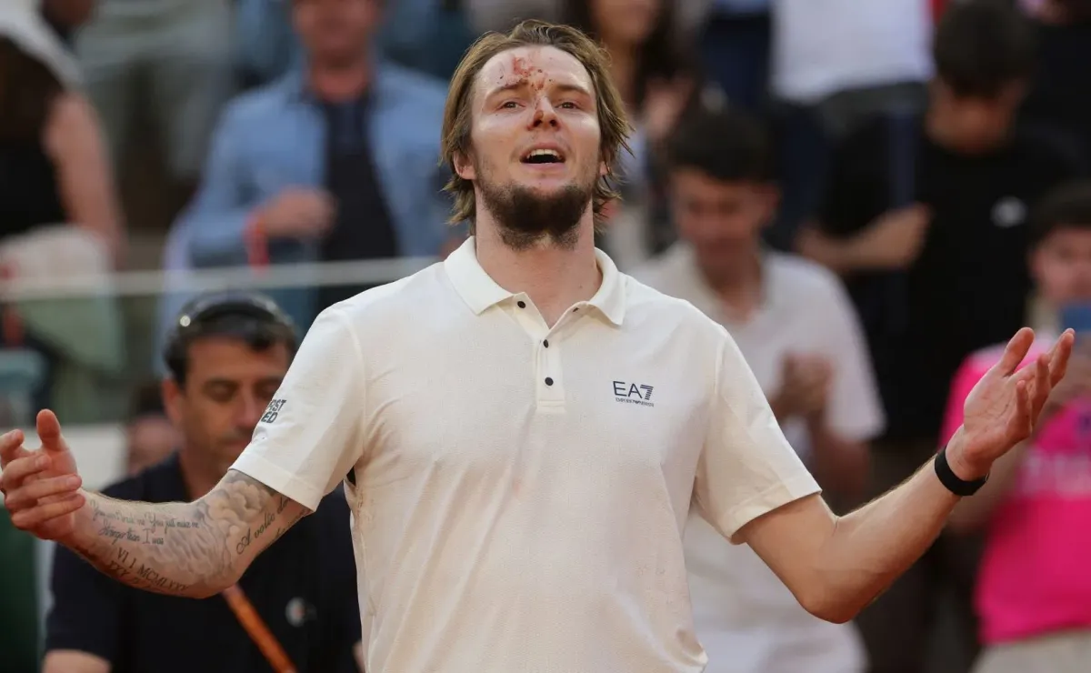 Aleksandr Bublik sorprende en Roland Garros tras polémica en Chile