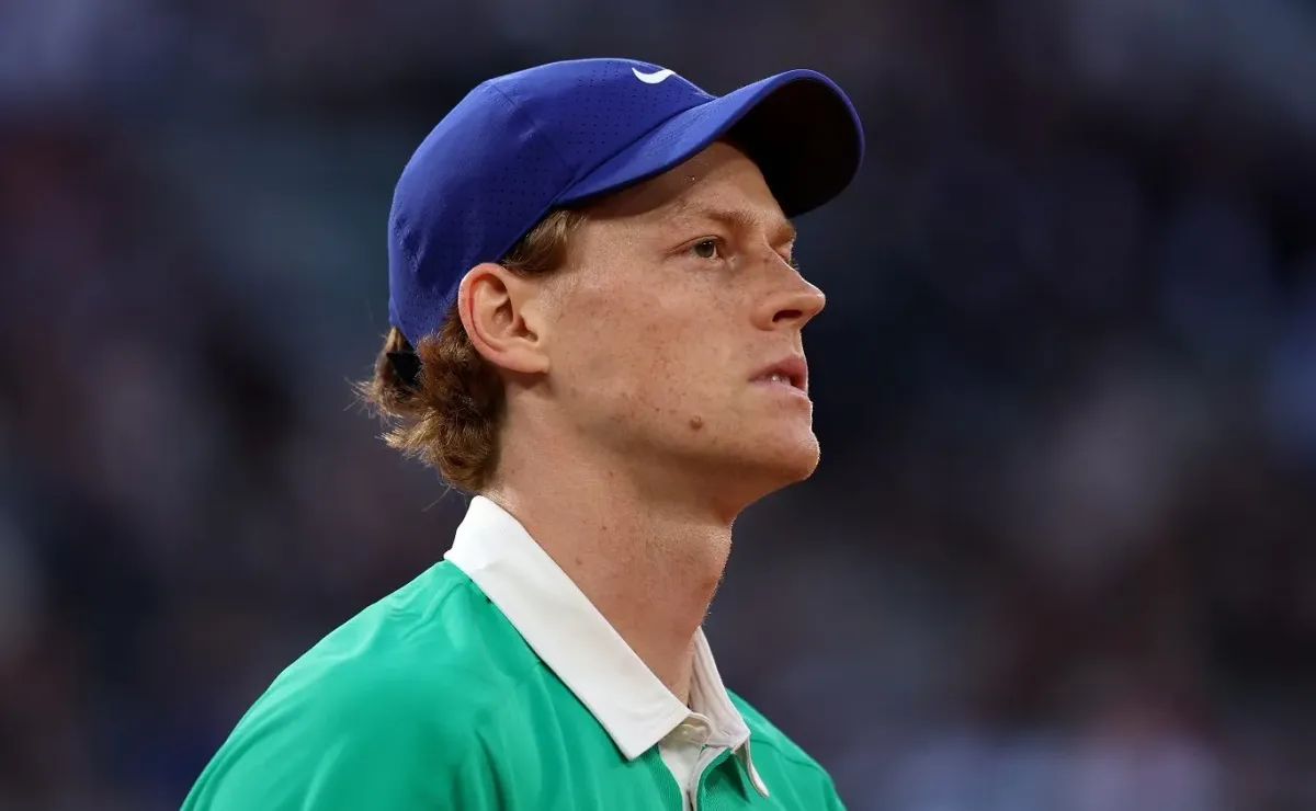 Sinner alcanza final de Roland Garros tras vencer a Djokovic