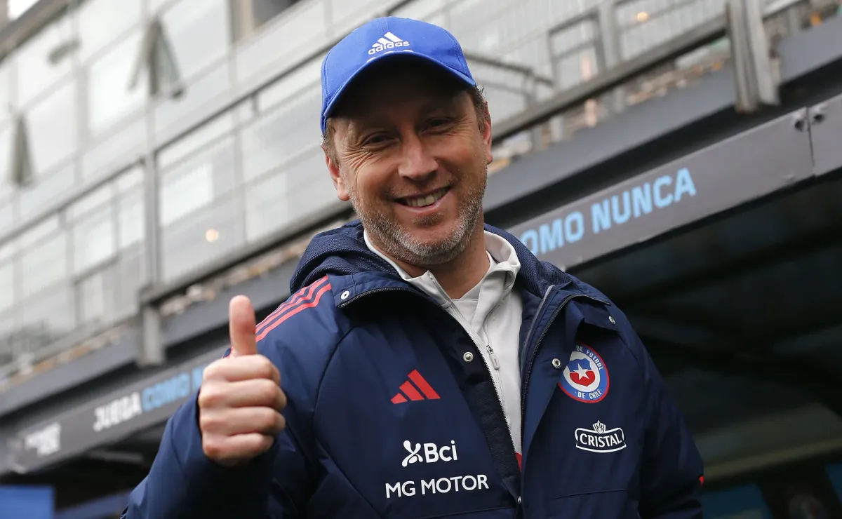 Colo Colo FEM respalda a Luis Mena como reemplazante de Gareca en selección chilena