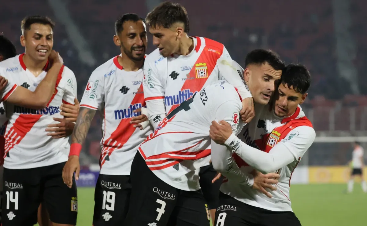 Club sancionado por ANFP y sin proveedor de camisetas