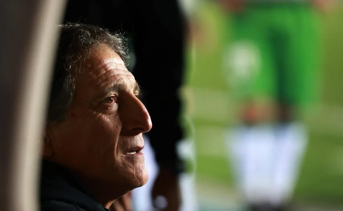 Equipo del fútbol chileno busca a Mario Salas en mercado de pases