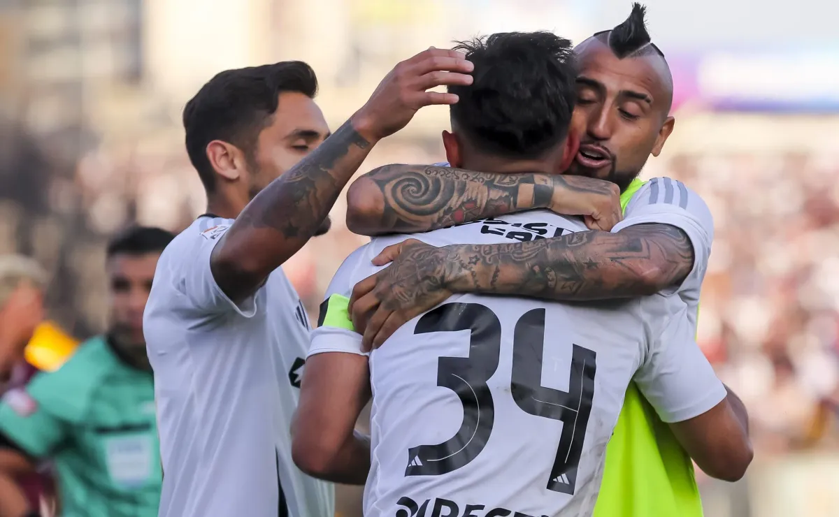 Arturo Vidal celebra triunfo de Colo Colo y elogia a Pizarro