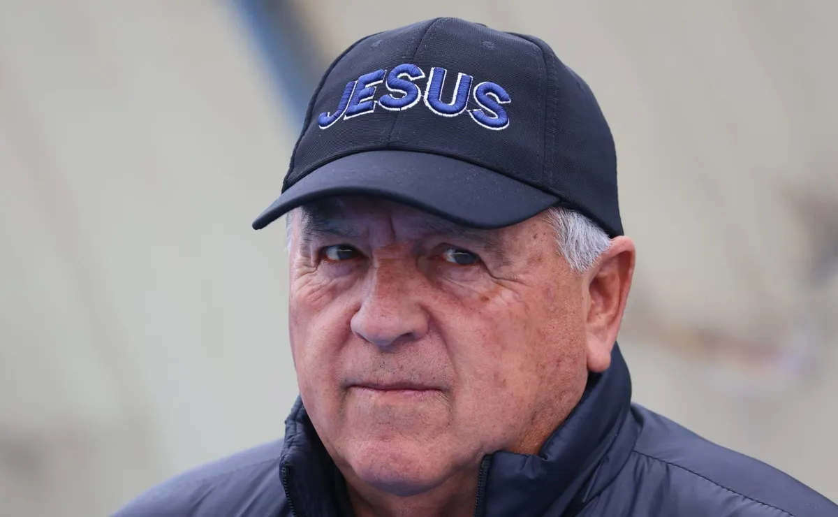 Luis Marcoleta tiene emotiva arenga musical con su nuevo club en Chile