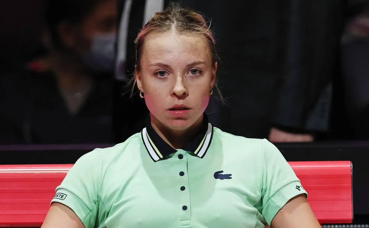 Anett Kontaveit, la número 2 del tenis obligada a retirarse