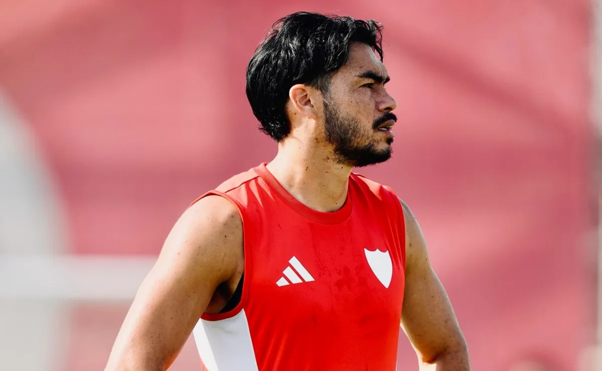 Gabriel Suazo en riesgo de perder partido con Sevilla por Eliminatorias