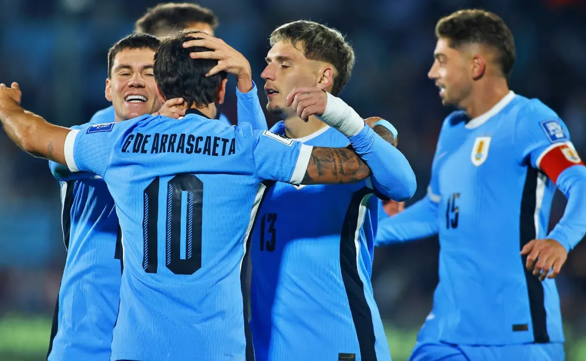 Marcelo Bielsa libera a cuatro figuras de Uruguay para duelo con Chile