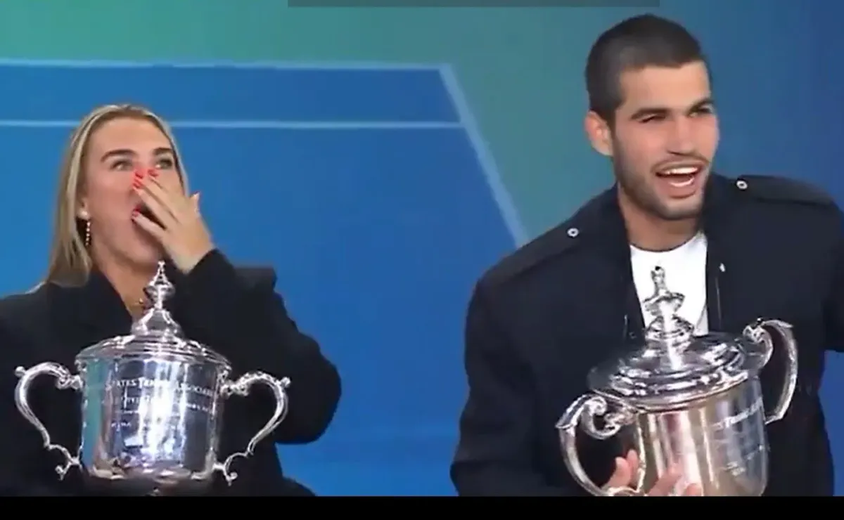 Aryna Sabalenka confunde a Carlos Alcaraz en programa de celebración