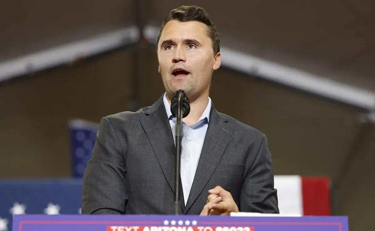 Fallece Charlie Kirk, político crítico de la NBA, por disparo en evento