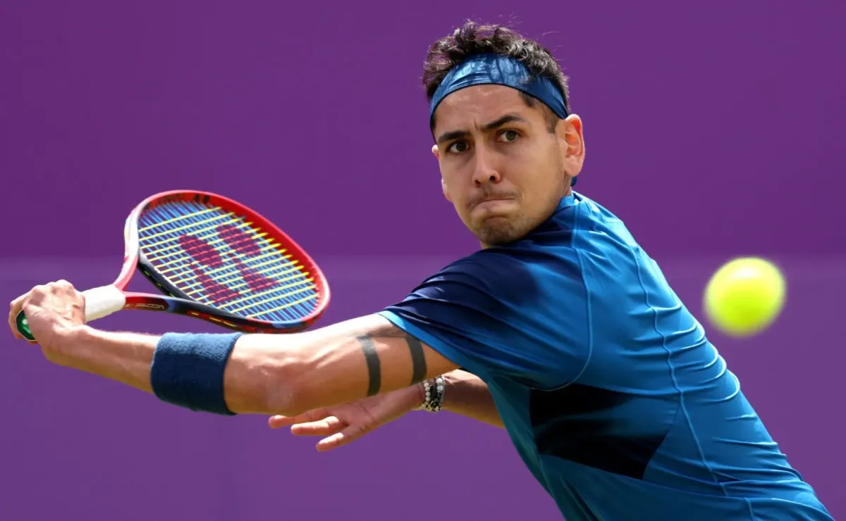 Alejandro Tabilo recibe premio de la ATP tras ganar Chengdú Open