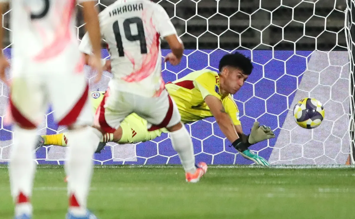 Julio Rodríguez elogia a Sebastián Mella tras atajar penal en derrota de La Roja sub 20