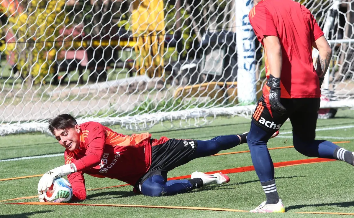 Portero metro 94 busca titularidad en la Roja para clásico vs Perú