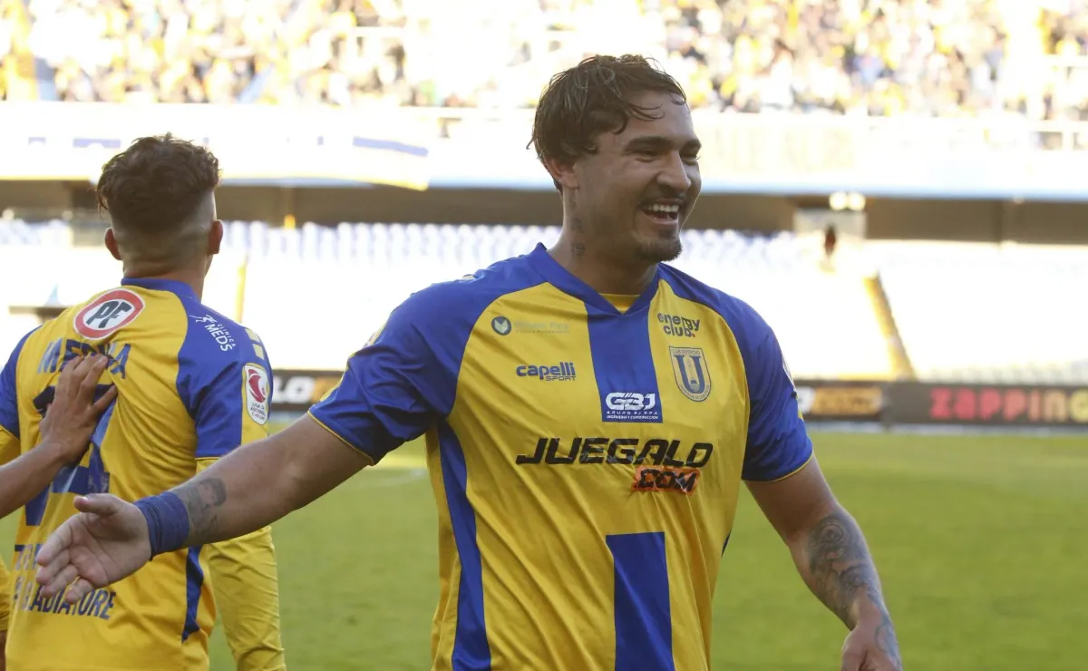 Luis Rojas anota golazo de tiro libre en Primera B