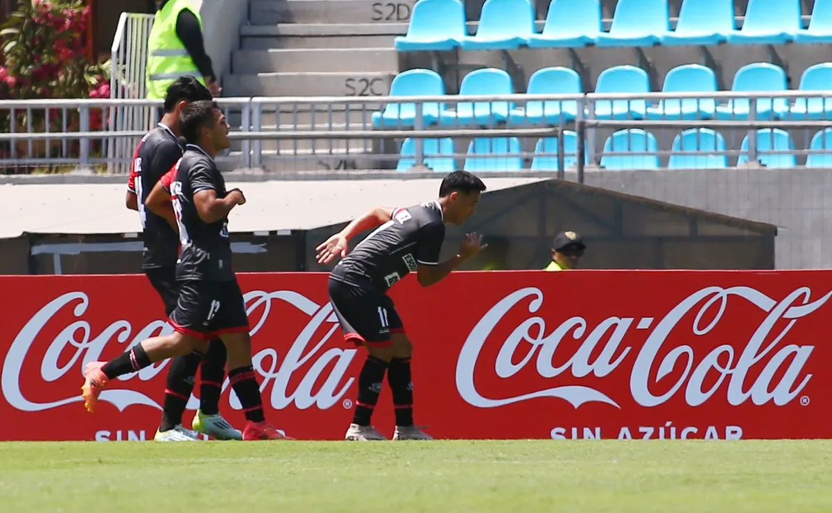 DT del fútbol chileno manda a su equipo a entrenar al barrio