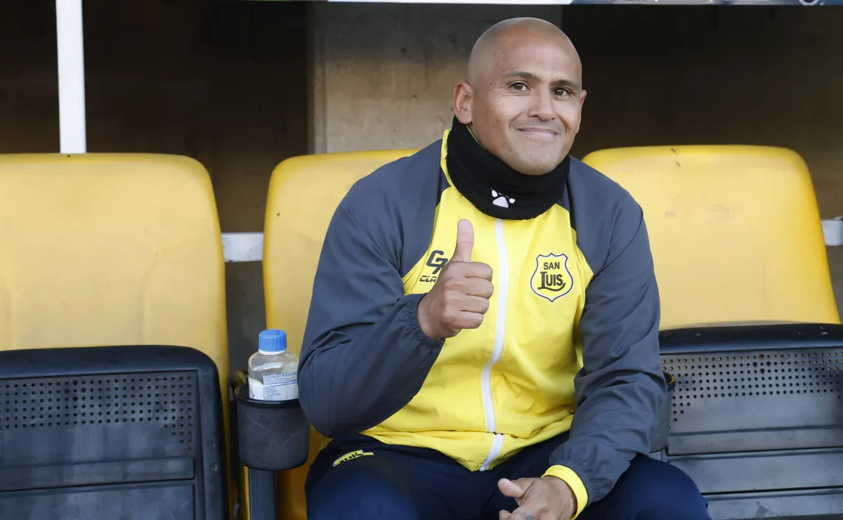Humberto Suazo firma como DT con ex U de Chile