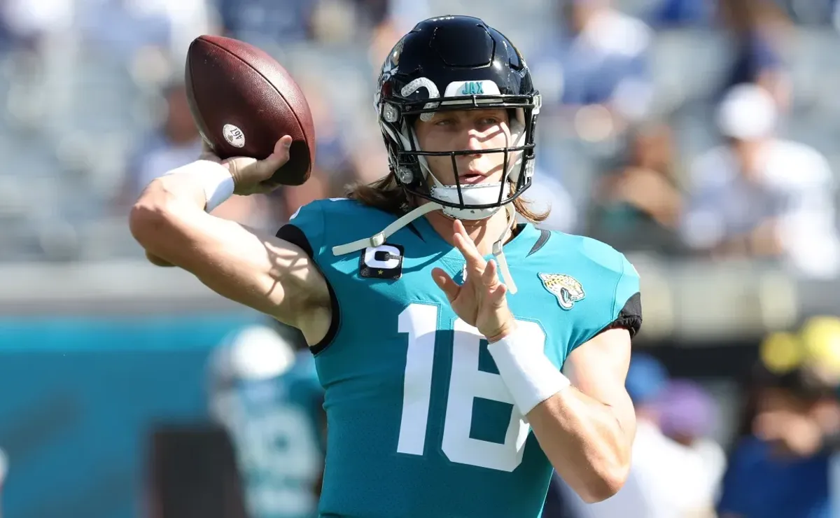 Jaguars QB Lawrence is 'day to day' with a sprained left knee and