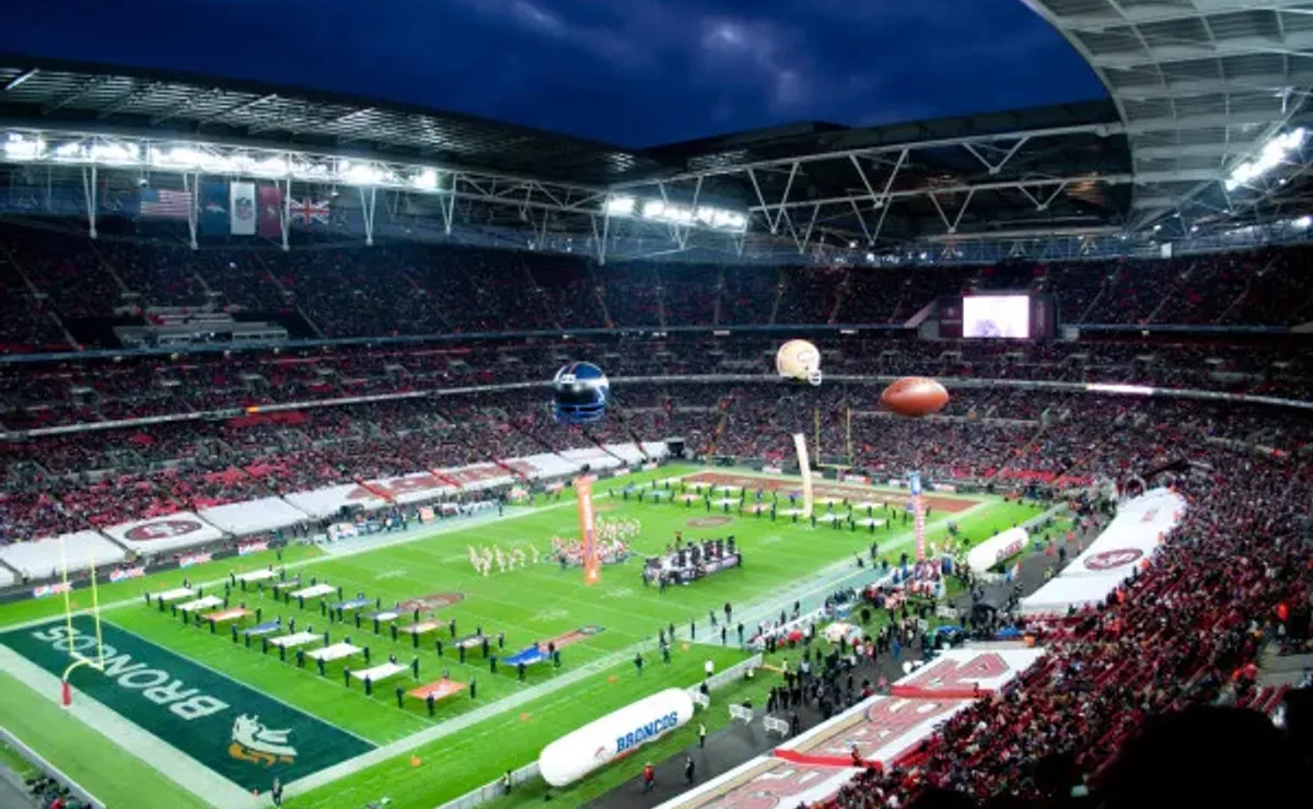 ENGLISH FOOTBALL FAN EXPERIENCES NFL!