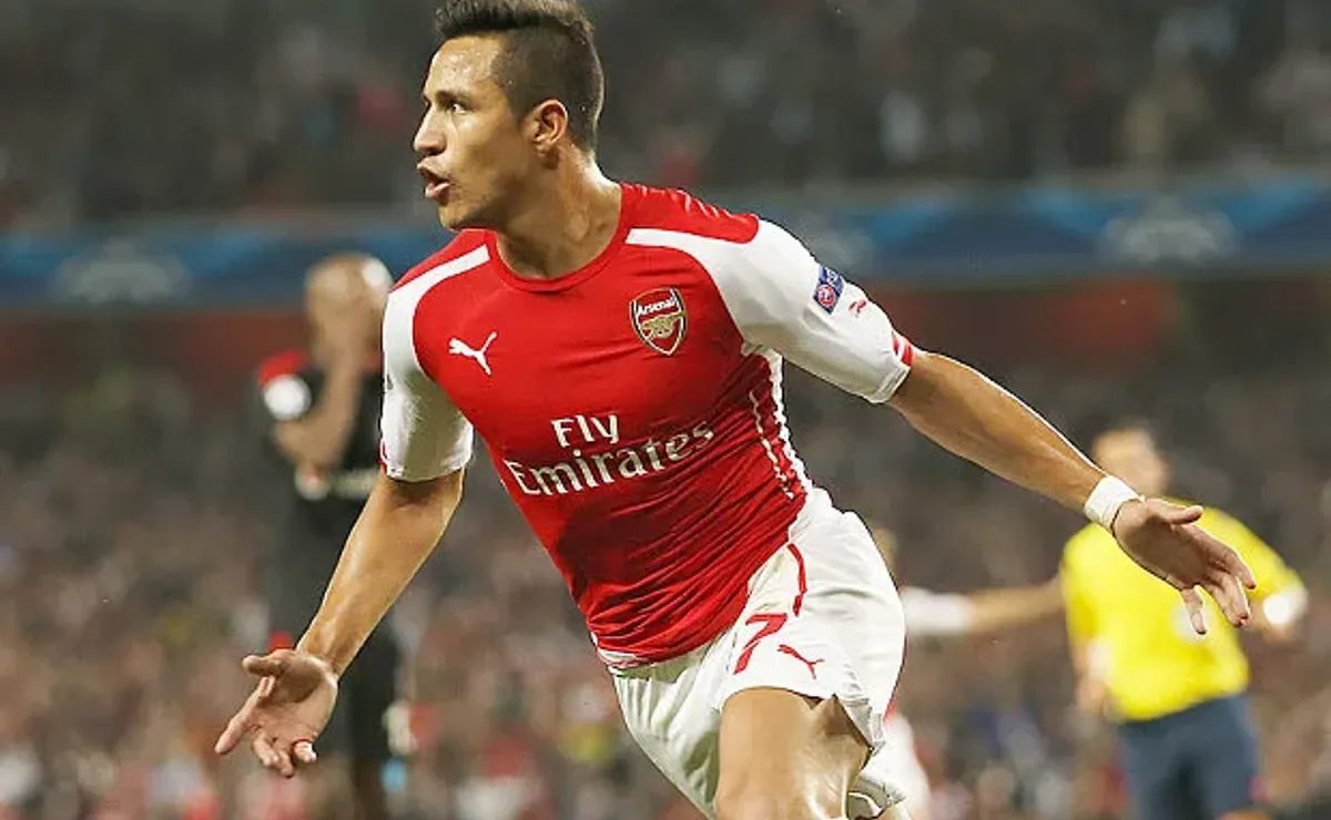 Alexis Sanchez named Arsenal Player of the Season for 2014/15