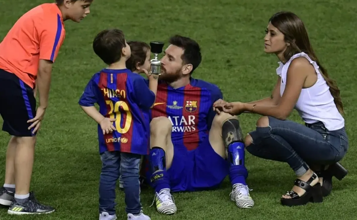 Lionel Messi's Wife Antonela Roccuzzo Pops in Sneakers at World Cup –  Footwear News