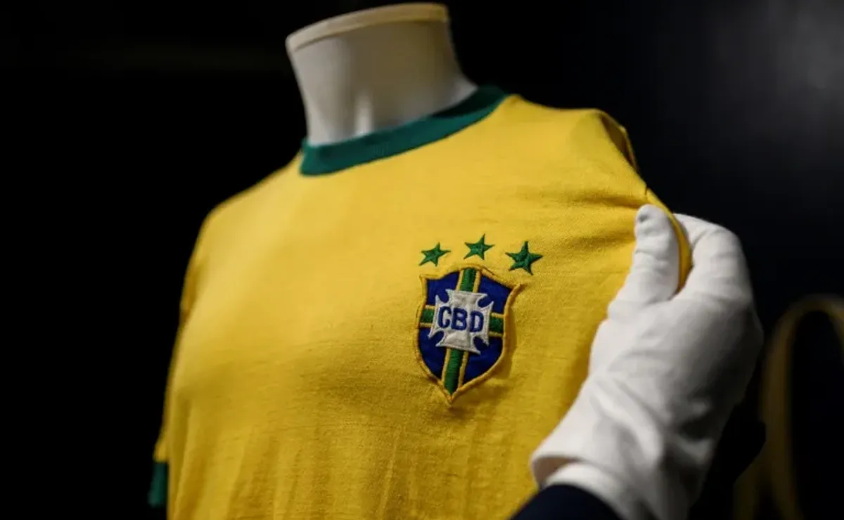 Pele's Last Brazil Jersey Sells For 30,000 Euros In Italy