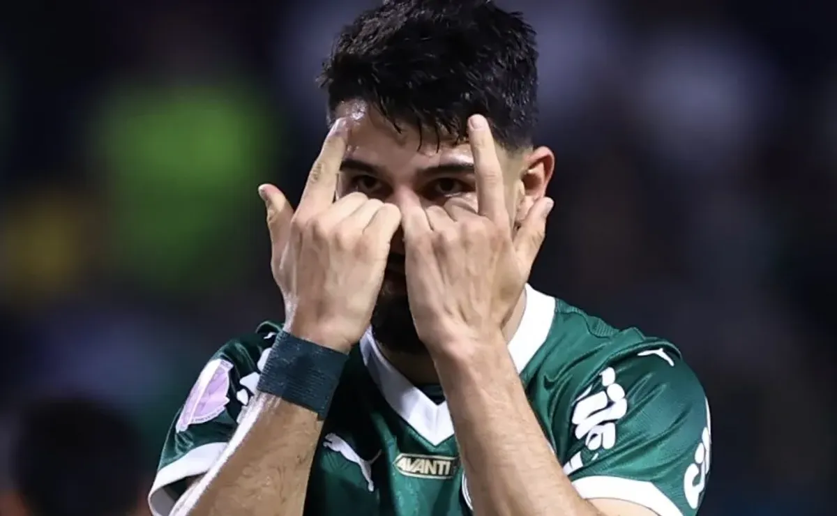 Flaco Lopez, destaque da partida com dois gols e uma assistência (Foto: Marcello Zambrana/AGIF)