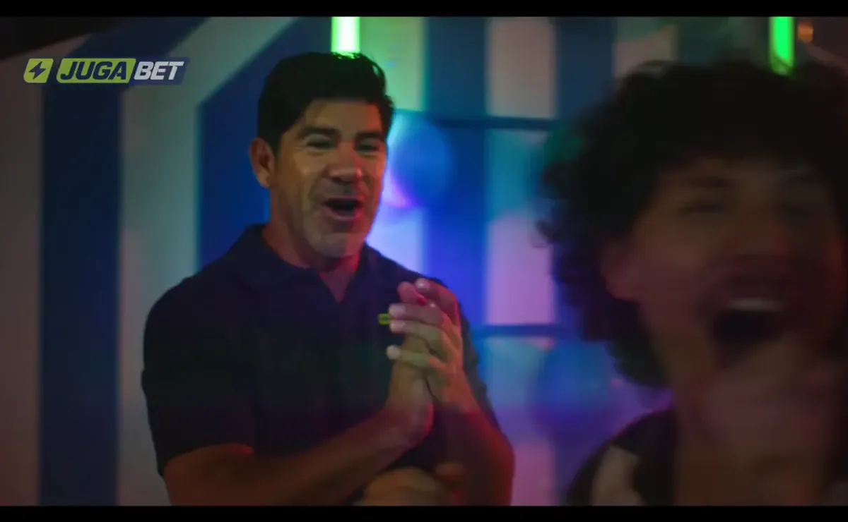 Interfaz de juego en vivo mostrando ruleta y un crupier real