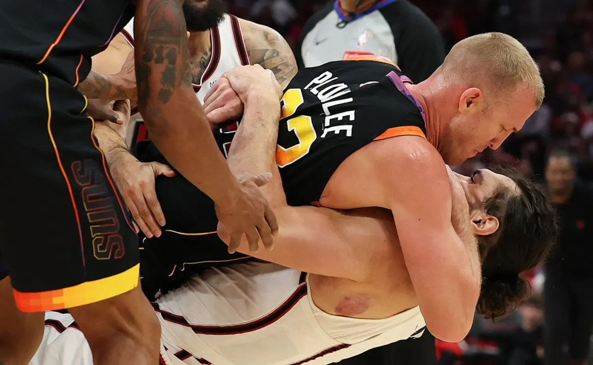 Brutal pelea en la NBA: Jugadores expulsados tras caer al suelo Brutal pelea en la NBA: Jugadores expulsados tras caer al suelo