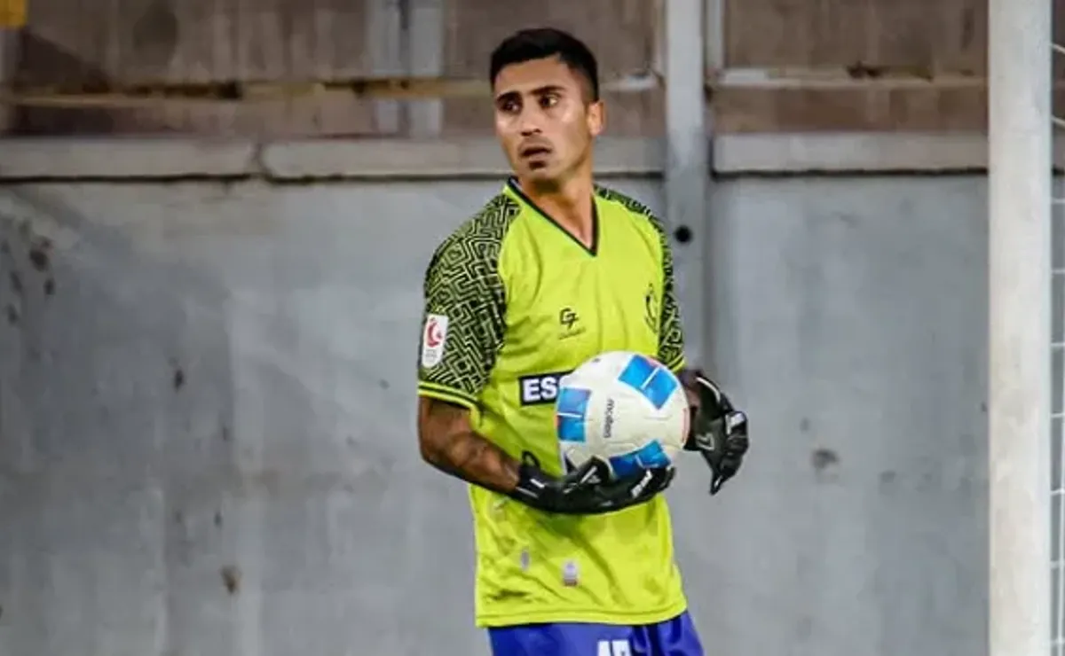 De lateral a arquero: el inesperado héroe en la Liga de Ascenso De lateral a arquero: el inesperado héroe en la Liga de Ascenso