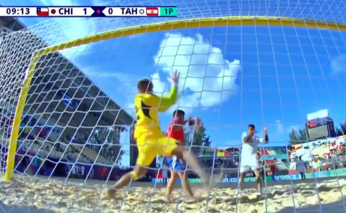 Chileno anota con la mano primer gol de la Roja en Mundial de Fútbol Playa Chileno anota con la mano primer gol de la Roja en Mundial de Fútbol Playa