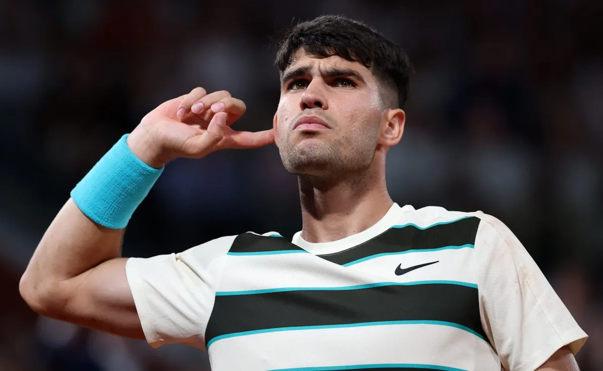 Carlos Alcaraz arrasa en Roland Garros y se disculpa por victoria rápida Carlos Alcaraz arrasa en Roland Garros y se disculpa por victoria rápida