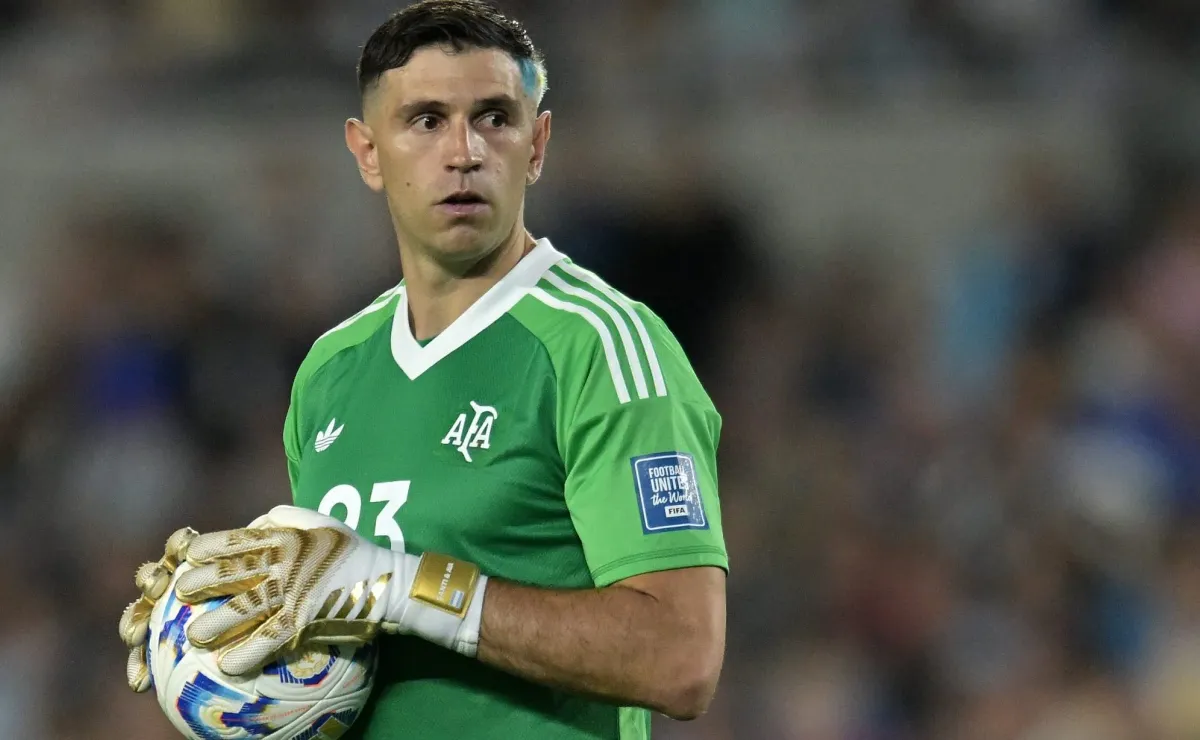 Dibu Martínez, jugador argentino criticado en Chile por lluvia de pifias Dibu Martínez, jugador argentino criticado en Chile por lluvia de pifias