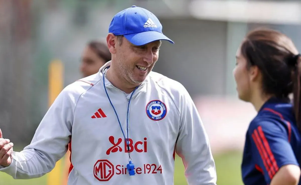 Números de Luis Mena en la selección chilena femenina Números de Luis Mena en la selección chilena femenina
