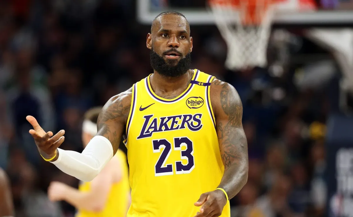 Dueño del Chelsea adquiere Los Angeles Lakers en traspaso récord Dueño del Chelsea adquiere Los Angeles Lakers en traspaso récord